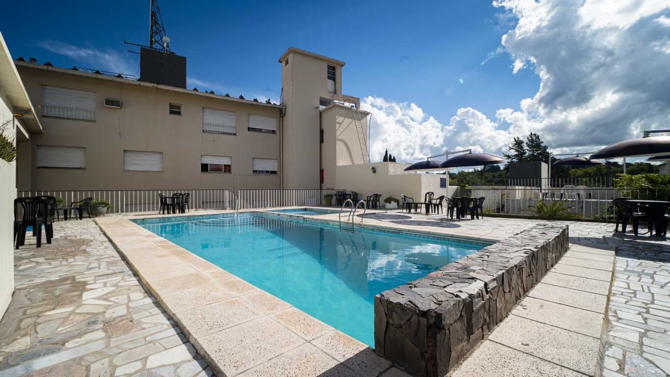 Gran Hotel España con su pileta y las sierras de La Falda